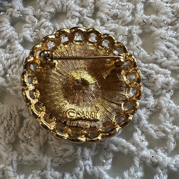 Sarah Coventry Set Gold Tone Red Enamel clip-on Earrings and matching brooch - Picture 4 of 7